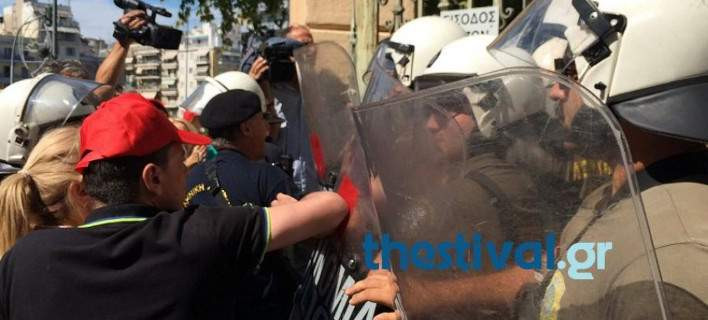 Ξύλο μεταξύ νοσοκομειακών και ΜΑΤ στο υπ. Μακεδονίας -Λιποθύμησε μία γυναίκα [εικόνες, βίντεο]